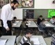 Amerikanische Lehrer helfen israelischen Kindern Englisch zu lernen