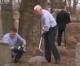 US-Vizepräsident Pence half beim Aufräumen auf dem jüdischen Friedhof
