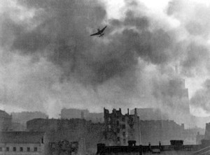 Das brennende Warschau während der Bombardierung. Foto: Wikipedia