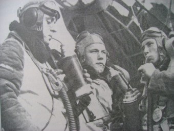 Erfrischung nach erfolgreichem Flug - ein Schluck heißer Tee aus der Thermosflasche. Foto: Archiv/RvAmeön