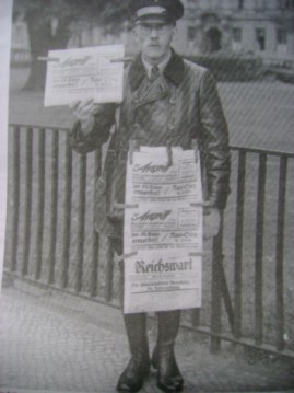 Zeitungsverkäufer mit "Der Angriff" und "Reichswart". Foto: Archiv/RvAmeln