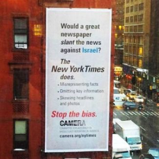 Ein Blick auf die Plakatwand an den Büros der New York Times. Foto: Camera.org