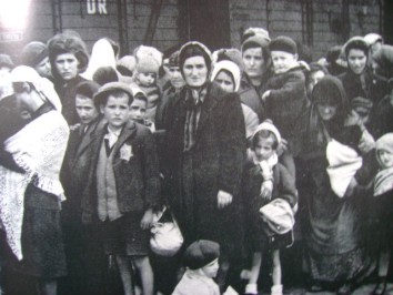Auschwitz Ankunft an der Rampe. Foto: Archiv