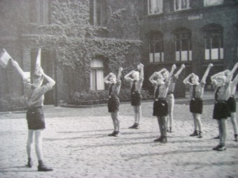 Die HJ bei der Übung mit Signalflaggen. Foto: Archiv/RvAmeln