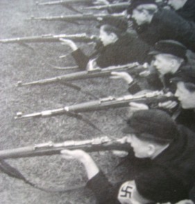 Wehrertüchtigung in der Hitlerjugend. Foto: Archiv/RvAmeln