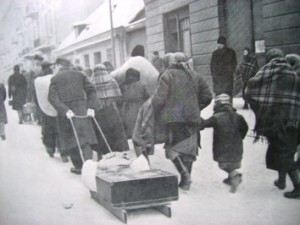 Jüdische Familien bei der Umsiedlung nach  Brzeziny. Foto: Archiv/RvAmeln.