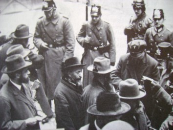 Schutzpolizei und SA überprüfen Ausweise von Juden, Berlin, Mitte April 1933. Foto: Archiv/RvAmeln.