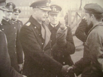 Admiral Dönitz begrüßt Mitglieder einer U-Boot-Besatzung. Foto: Archiv/RvAmeln