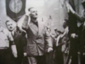 Oswald Mosley defiliert vor seinen Anhängern. Foto: Archiv/RvAmeln