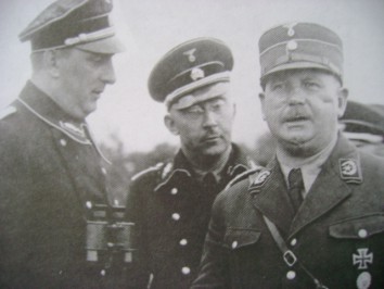 Von links nach rechts: SS-Gruppenführer Kurt Daluege der SS-Gruppe Ost (Berlin); Heinrich Himmler, Reichsführer SS, und Ernst Röhm, Stabschef der SA. Foto: Archiv/RvAmeln.