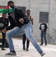 Palästinensische Araber werfen Steine auf Juden. Foto: Archiv