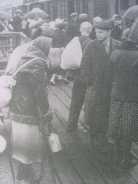 Abtransport russischer Zwangsarbeiter im Jahre 1942. Foto: Archiv/RvAmeln