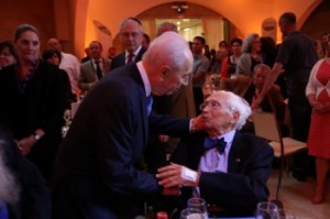 Präsident Peres gratuliert Ralph Goldman 2014 zum 100. Geburtstag. Foto: JDC.
