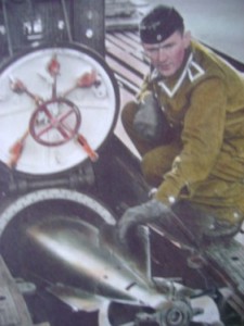 Übernahme eines Torpedos durch einen deutschen U-Boot-Maat. Foto: Archiv/RvAmeln