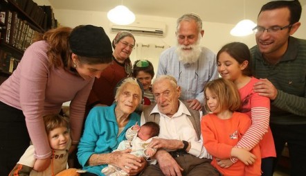 Im Kreise ihrer Kinder und Enkel begrüßen Michael und Marion Mittwoch ihren 100sten Urenkel. Foto: Elad Gershgoren