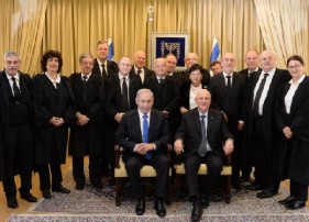 Staatspräsident Rivlin, MP Netanyahu und die Richter des Obersten Gerichts (Foto: GPO/Kobi Gideon) 