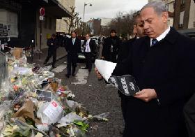 MP Netanyahu vor dem koscheren Supermarkt, auf den der Anschlag verübt wurde (Foto: GPO) 