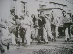 Zwangsarbeiter im neu errichteten KZ Dachau. Foto: Archiv/RvAmeln.