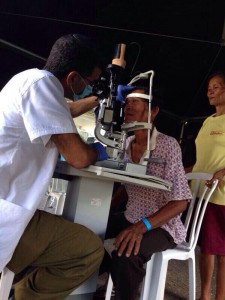 Ein Arzt der IDF behandelt einen Patienten im Feldlazarett nach dem Teifun auf den Philippinen. 
