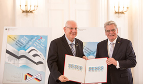 Reuven Rivlin und Joachim Gauck stellen Sonderbriefmarke vor. Foto: GPO