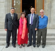 V.l.n.r.: Kulturattaché Ran Yaakoby, Nily Zuckerman (Ehefrau von Amos Oz), Botschafter Yakov Hadas-Handelsman, Amos Oz