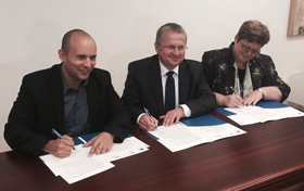 Bennett, Michallik und die deutsche Gesandte in Israel, Monika Iwersen, unterzeichnen die Erklärung.