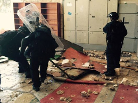 Israelische Polizisten entfernen die Barrikaden an der Al-Aksa-Moschee (Foto: Israelische Polizei)