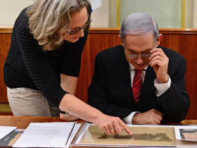 Ministerpräsident Netanyahu betrachtet die antike Schriftrolle (Foto: GPO/Kobi Gideon)