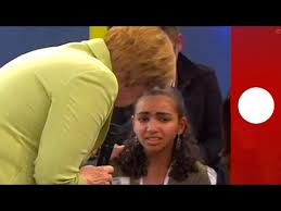 Kanzlerin Merkel und Reem Sahwil. Foto: Screenshot/YouTube