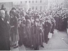 Ungarische und deutsche Soldaten treiben verhaftete Juden ins Stadttheater, 20./22. Oktober 1944. Foto: Archiv/RvAmeln
