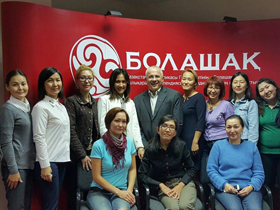 Der israelische Professor Tom Gumpel mit Experten der Bolashak-Stiftung in Kasachstan (Foto: MASHAV)