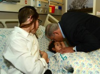 MP Netanyahu tröstet verletztes Kind im Krankenhaus. Foto: GPO