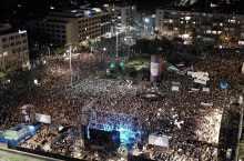 Hundertausend nahmen an der Veranstaltung auf den Rabin Platz teil. Foto: Flash90/Tomer Neuberg
