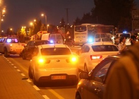 Krankenwagen evakuieren die verletzten. Foto: TazpitPressService