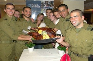 Lone Soldiers beim Thanksging in Israel. Foto: Courtesy photo/NBN/Yonit Schiller