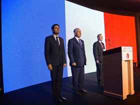 Ministerpräsident Netanyahu und der französische Botschafter während einer Schweigeminute für die Terroropfer von Paris (Foto: GPO)