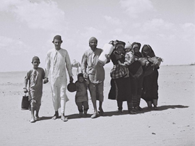 Eine jemenitisch-jüdische Familie wandert durch die Wüste zu einem Aufnahmelager bei Aden (Foto: Israel National Photo Archive)