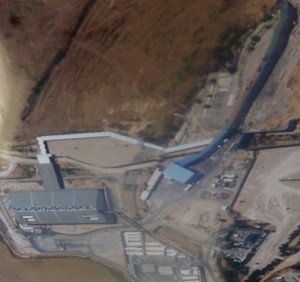 Das gesamte Areal von Erez aus der Luft: vorne der israelische Terminal, weiss und anschliessend blau “der Tunnel” der am oberen Bildrand in “Chamsa Chamsa” endet