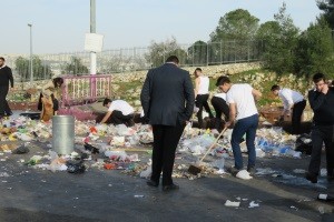 Freiwillige Helfer suchen im Müll nach wertvollem Diamantring. Foto: TPS