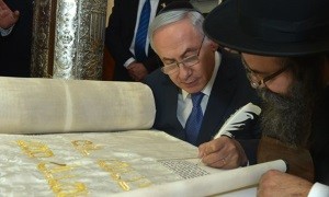 Netanyahu schreibt einen Buchstaben in die Tora-Rolle. Foto: Kobi Gideon/GPO
