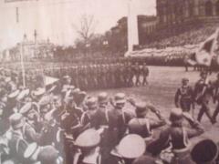 Parade zu Hitlers 50. Geburtstag. Foto: Archiv/RvAmeln