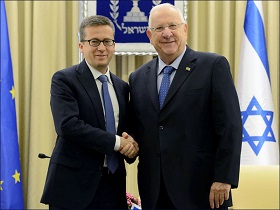 Präsident Rivlin mit EU-Kommissar Moedas (Foto: GPO)