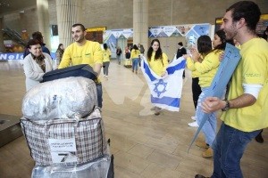 Brasilianische Olim bei der Ankunft in Israel. Foto: Hillel Maeir/TPS 