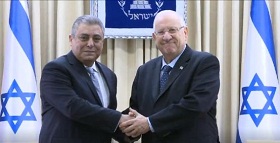 Botschafter Hazem Ahdy Khairat und Präsident Rivlin. Foto: GPO