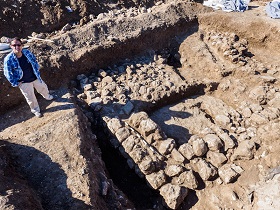 Ausgrabungsleiterin Ronit Lupo neben den Überresten eines antiken Hauses