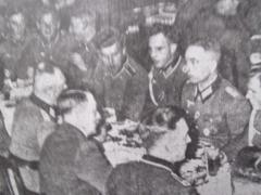 "Der Alemanne" und Hitler bei einem Soldatenbesuch mit der Unterschrift: Der beste Kamerad seiner Soldaten. Foto: Archiv/RvAmeln
