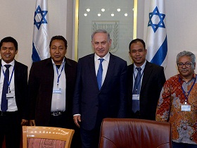 PM Netanyahu und indonesische Journalisten.  Foto: GPO/Haim Zach