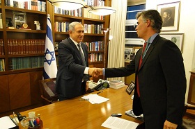 MP Netanyahu mit dem Korrespondenten Gil Yaron. Foto: PMO