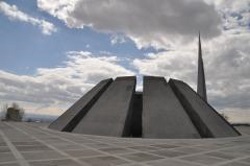 Gedenkstätte Tzitzenekaberd mit dem Ararat im Hintergrund. Foto: Bodo Bost