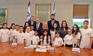 Binyamin und Sarah Netanyahu mit den Waisen. Foto: Haim Tzah/GPO